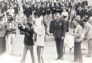 Sir Murray MacLehose giving out prizes to winners